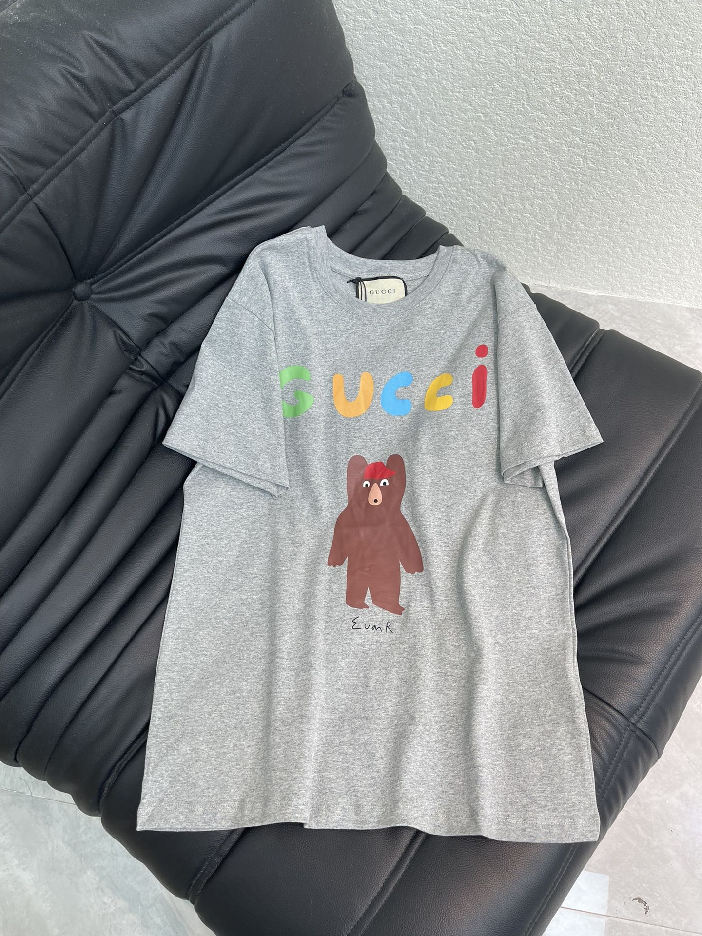 NO:621818,Gucc*26 new early spring animal color letter printed short-sleeved T-shirt. Pure cotton fabric. High-density fashionable sports style. Every daily wear. Playful and age-reducing design elements full of vitality. High quality. Size SML A,,gucci,T-shirt,tees,t-shirt,alexander wang19860909Gucc*26早春新品动物彩色字母印花短袖T恤 纯棉面料 高密度时髦运动风 每个日常的穿搭 俏皮减龄充满元气的设计元素 高品质 尺码SML A,,gucci,T-shirt,tees，t-shirt,alexander wang,Women's clothing