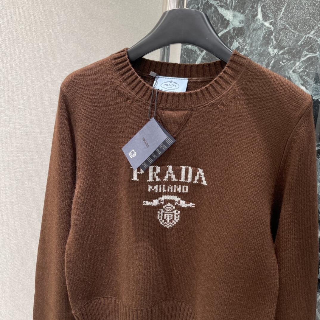 PD 25秋冬新款 提花字母毛衣 胸前刺绣徽标 低调又有辨识度计 常规版型 袖口和下摆罗纹设计 贴合度满