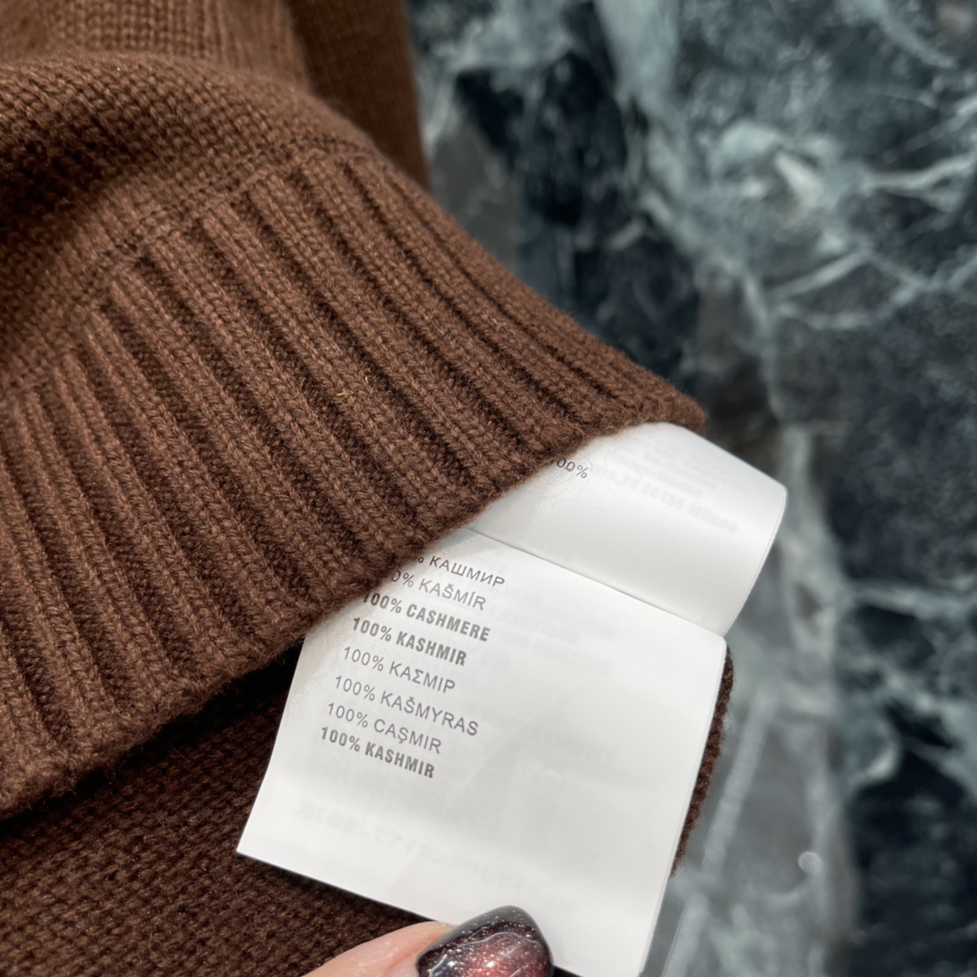 PD 25秋冬新款 提花字母毛衣 胸前刺绣徽标 低调又有辨识度计 常规版型 袖口和下摆罗纹设计 贴合度满