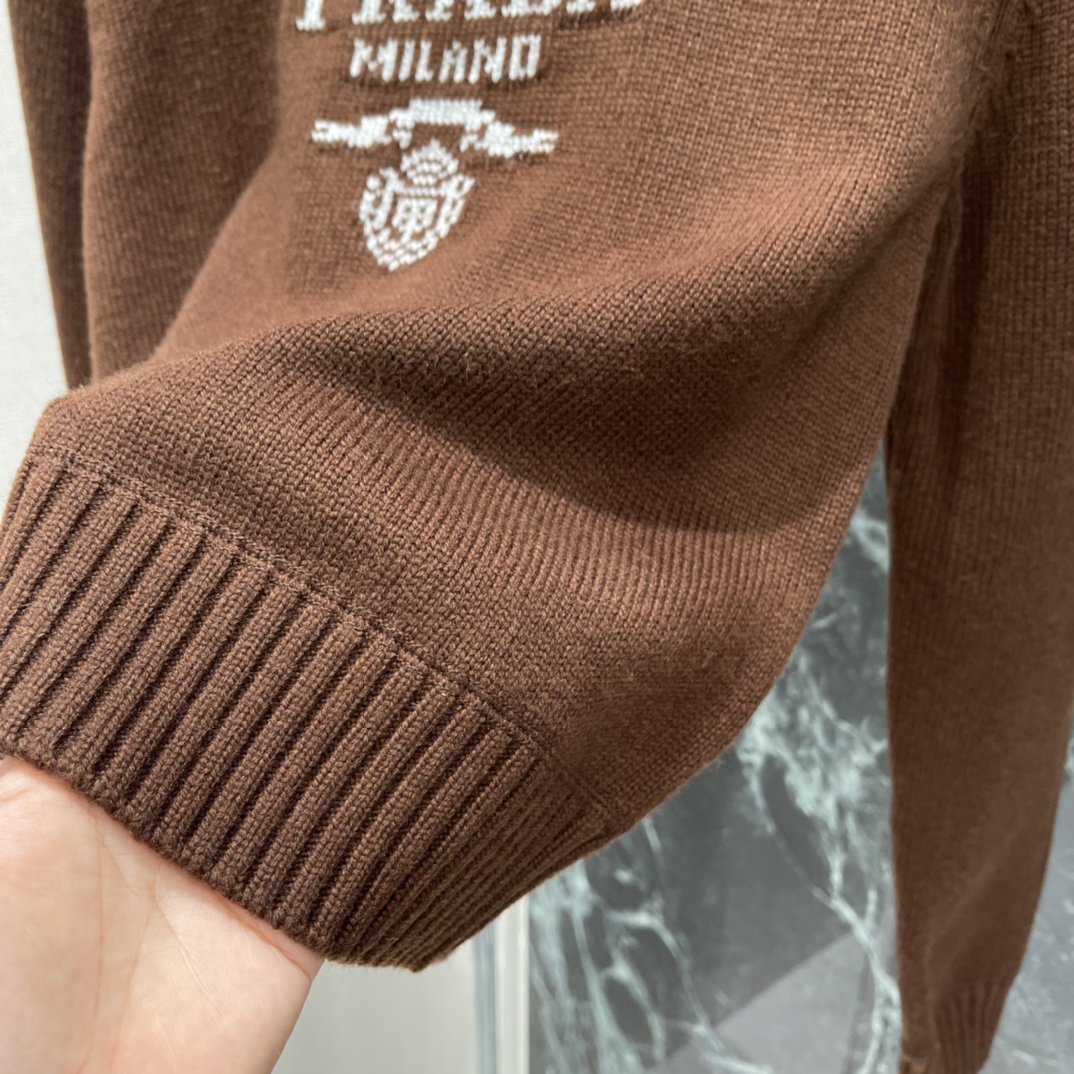 PD 25秋冬新款 提花字母毛衣 胸前刺绣徽标 低调又有辨识度计 常规版型 袖口和下摆罗纹设计 贴合度满