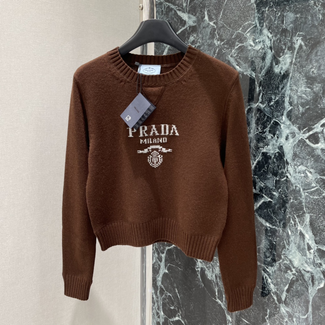 PD 25秋冬新款 提花字母毛衣 胸前刺绣徽标 低调又有辨识度计 常规版型 袖口和下摆罗纹设计 贴合度满
