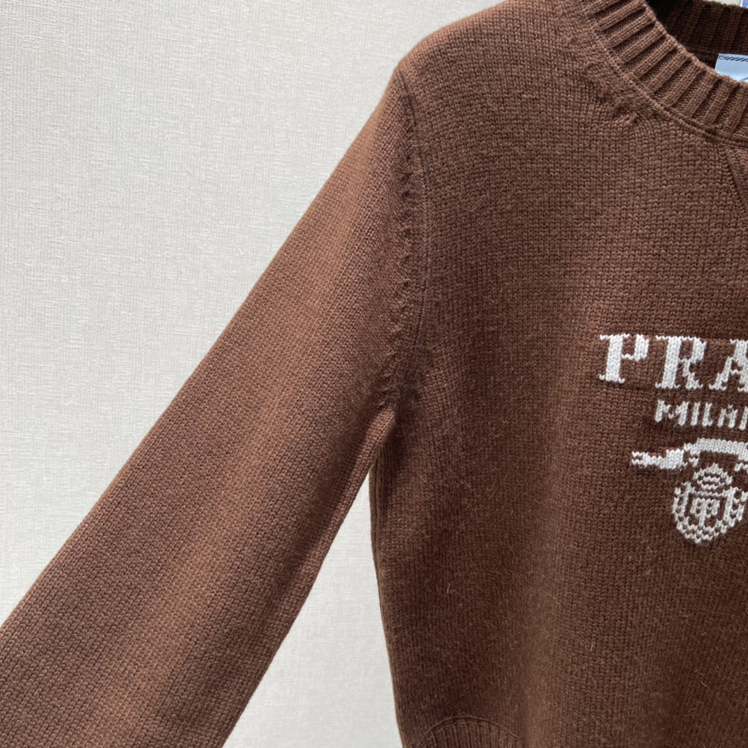 PD 25秋冬新款 提花字母毛衣 胸前刺绣徽标 低调又有辨识度计 常规版型 袖口和下摆罗纹设计 贴合度满