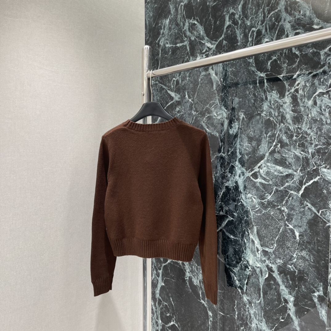 PD 25秋冬新款 提花字母毛衣 胸前刺绣徽标 低调又有辨识度计 常规版型 袖口和下摆罗纹设计 贴合度满