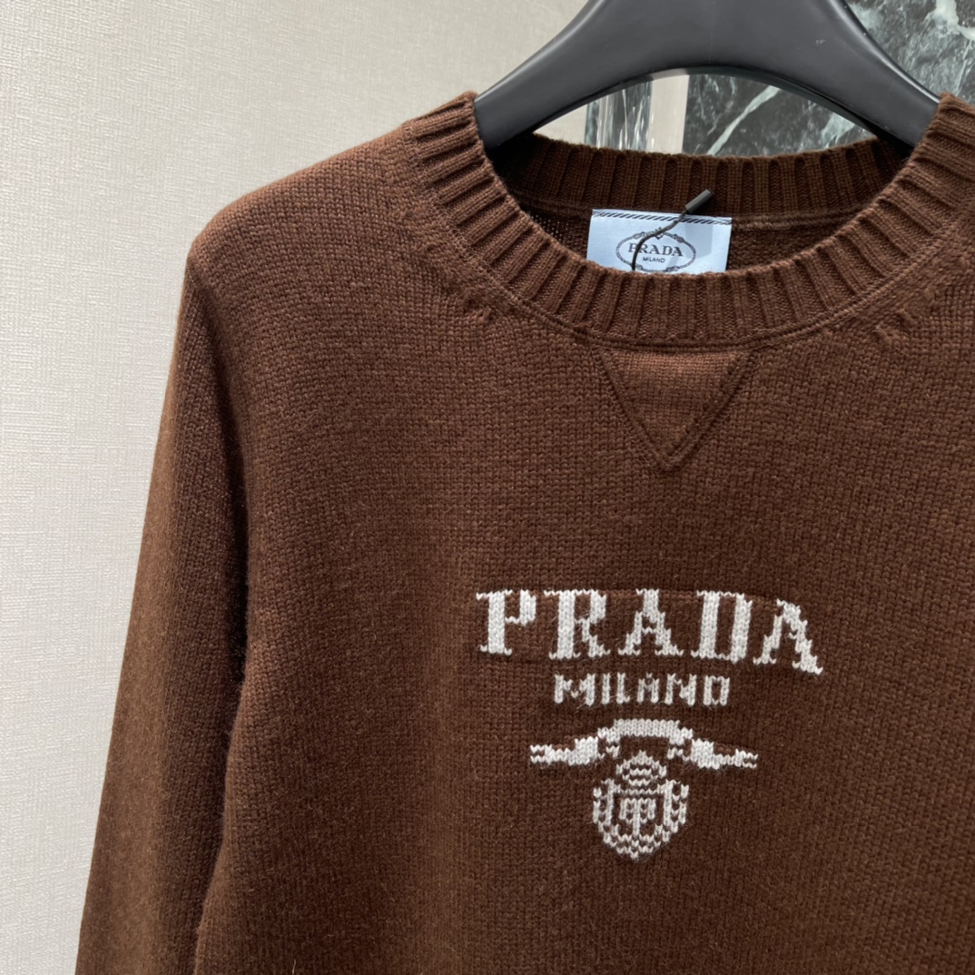 PD 25秋冬新款 提花字母毛衣 胸前刺绣徽标 低调又有辨识度计 常规版型 袖口和下摆罗纹设计 贴合度满