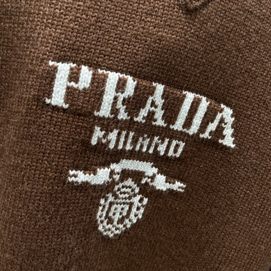 PD 25秋冬新款 提花字母毛衣 胸前刺绣徽标 低调又有辨识度计 常规版型 袖口和下摆罗纹设计 贴合度满