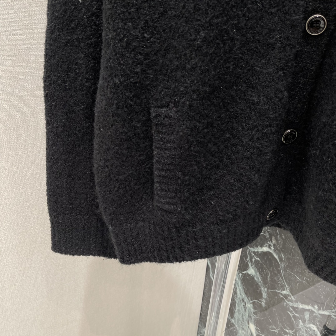 路易 25秋冬新款 提花针织开衫 秋冬穿超舒服!黑色主调配白色LV标志 低调又有辨识度 宽松版型 男女都