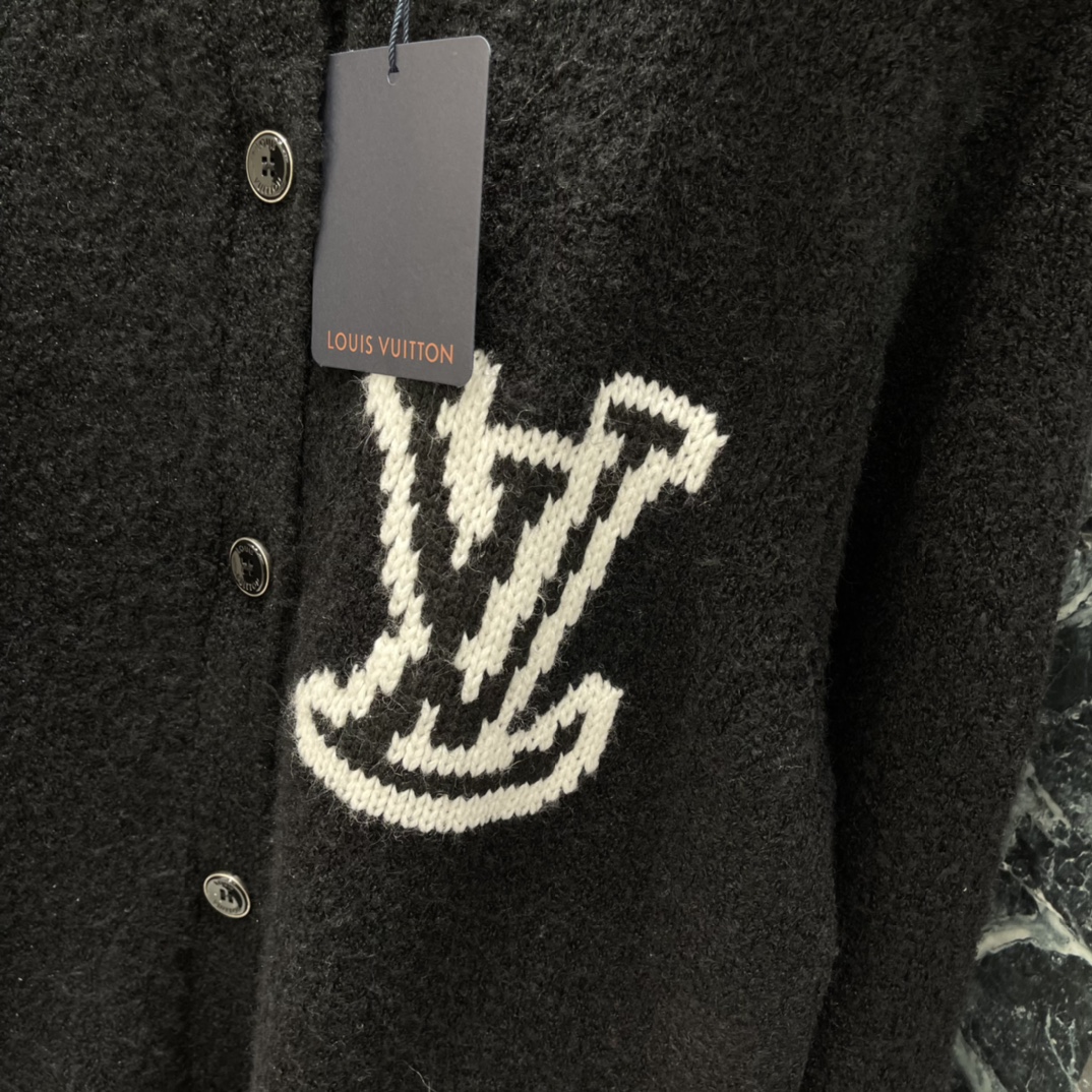路易 25秋冬新款 提花针织开衫 秋冬穿超舒服!黑色主调配白色LV标志 低调又有辨识度 宽松版型 男女都