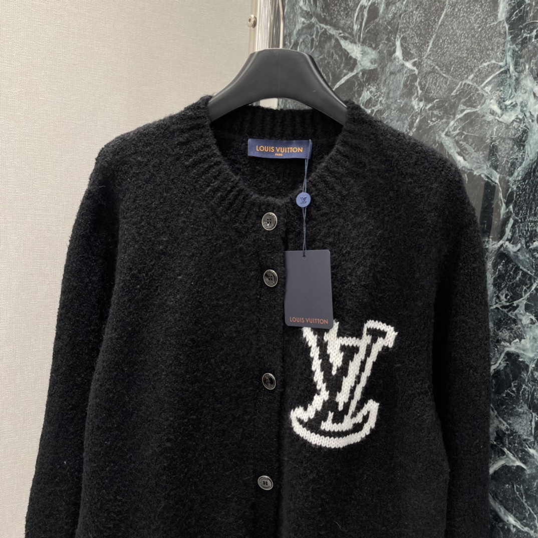 路易 25秋冬新款 提花针织开衫 秋冬穿超舒服!黑色主调配白色LV标志 低调又有辨识度 宽松版型 男女都