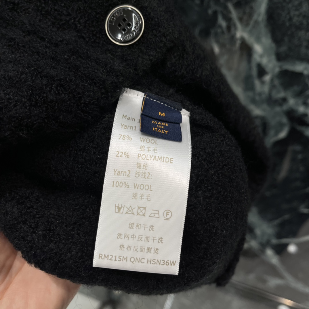 路易 25秋冬新款 提花针织开衫 秋冬穿超舒服!黑色主调配白色LV标志 低调又有辨识度 宽松版型 男女都