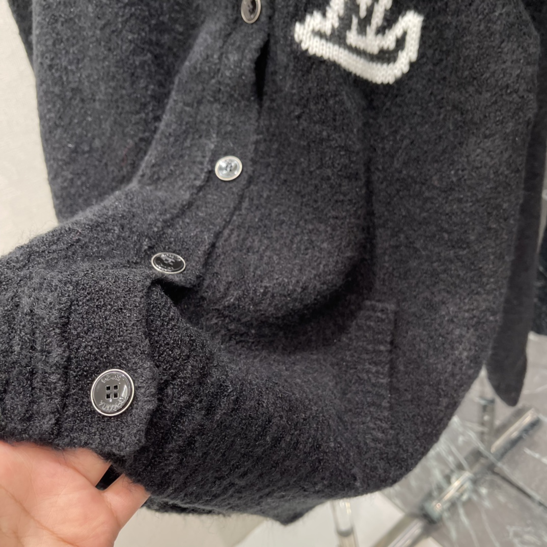 路易 25秋冬新款 提花针织开衫 秋冬穿超舒服!黑色主调配白色LV标志 低调又有辨识度 宽松版型 男女都