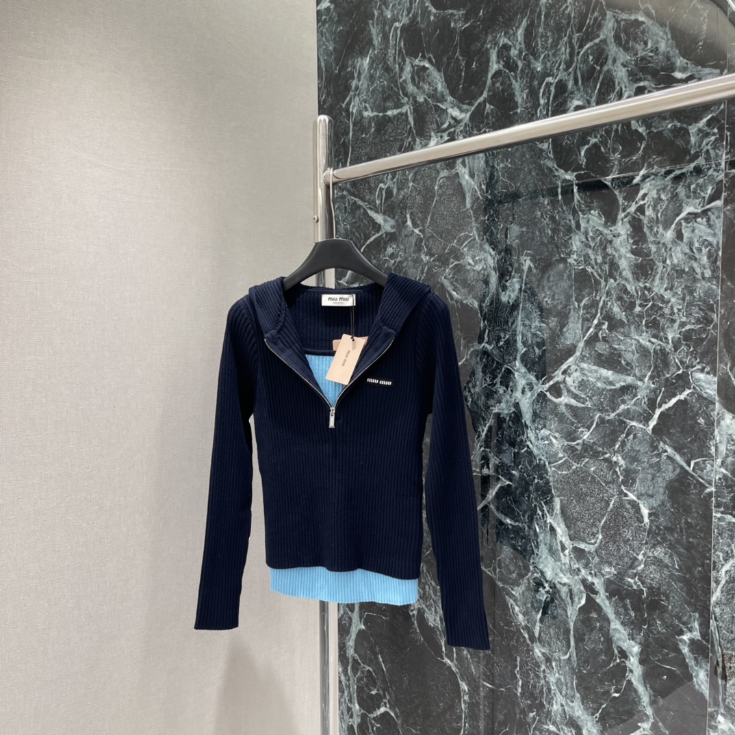 Miu 25秋冬新款 假两件针织衫 撞色设计层次感满满!柔软针织面料 穿着超舒适 拉链设计方便穿脱细节精