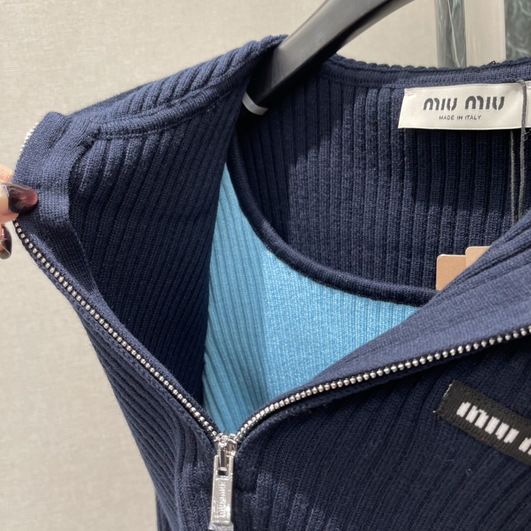 Miu 25秋冬新款 假两件针织衫 撞色设计层次感满满!柔软针织面料 穿着超舒适 拉链设计方便穿脱细节精
