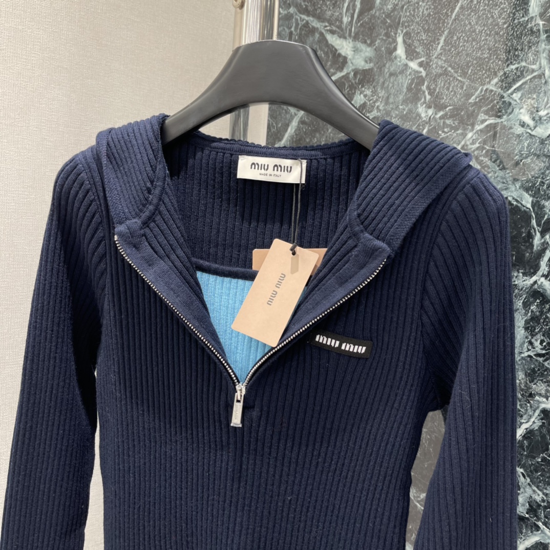 Miu 25秋冬新款 假两件针织衫 撞色设计层次感满满!柔软针织面料 穿着超舒适 拉链设计方便穿脱细节精
