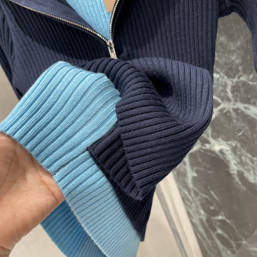 Miu 25秋冬新款 假两件针织衫 撞色设计层次感满满!柔软针织面料 穿着超舒适 拉链设计方便穿脱细节精