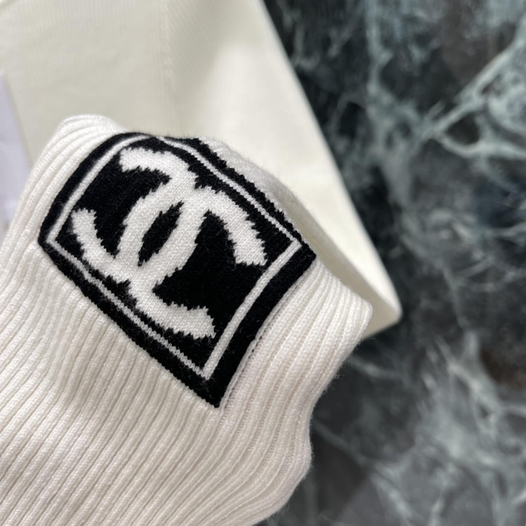 小香 25秋冬新款 圆领针织衫 胸前经典五金双C配件 经典圆领+修身版型 袖口下摆双C标志刺绣低调又有辨