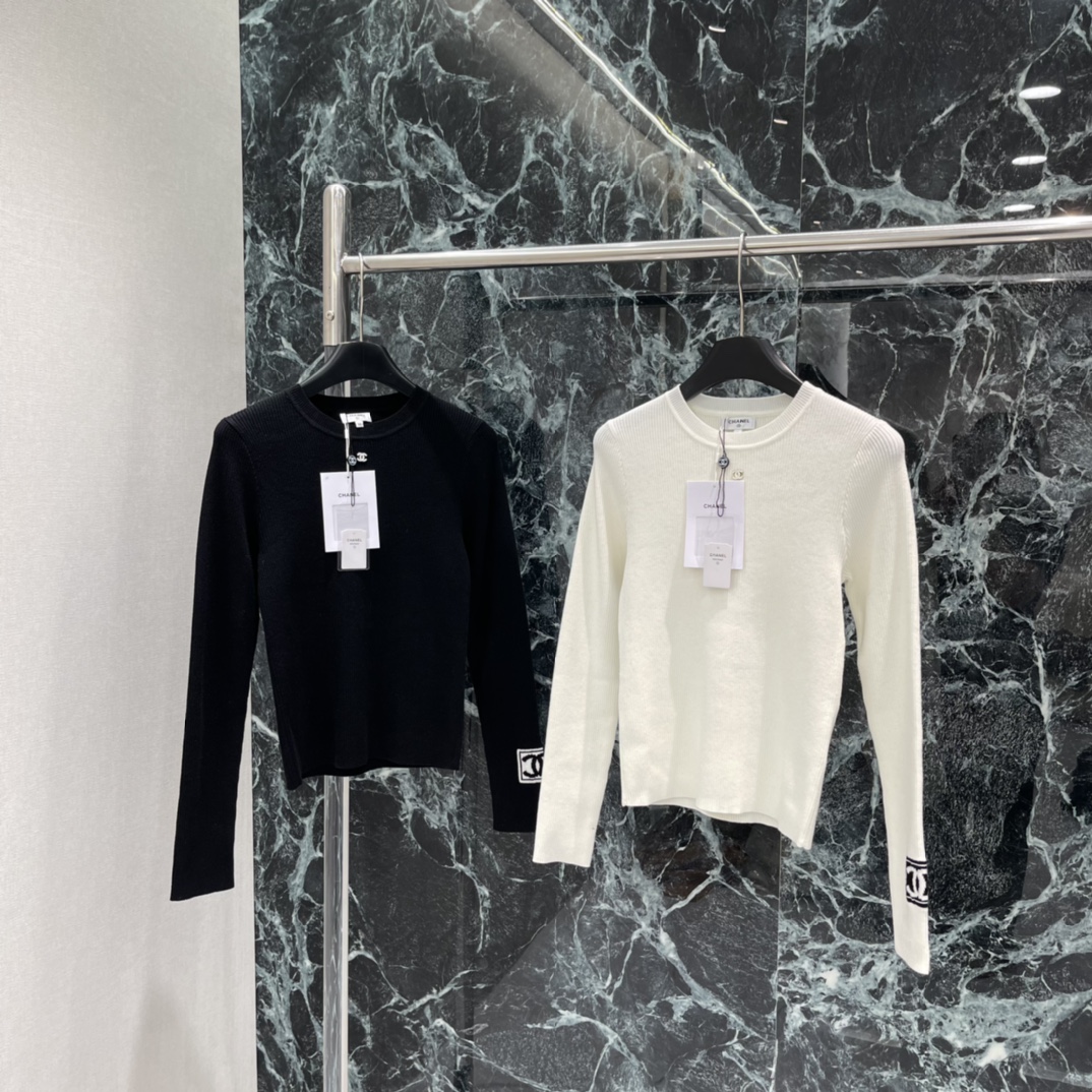 小香 25秋冬新款 圆领针织衫 胸前经典五金双C配件 经典圆领+修身版型 袖口下摆双C标志刺绣低调又有辨