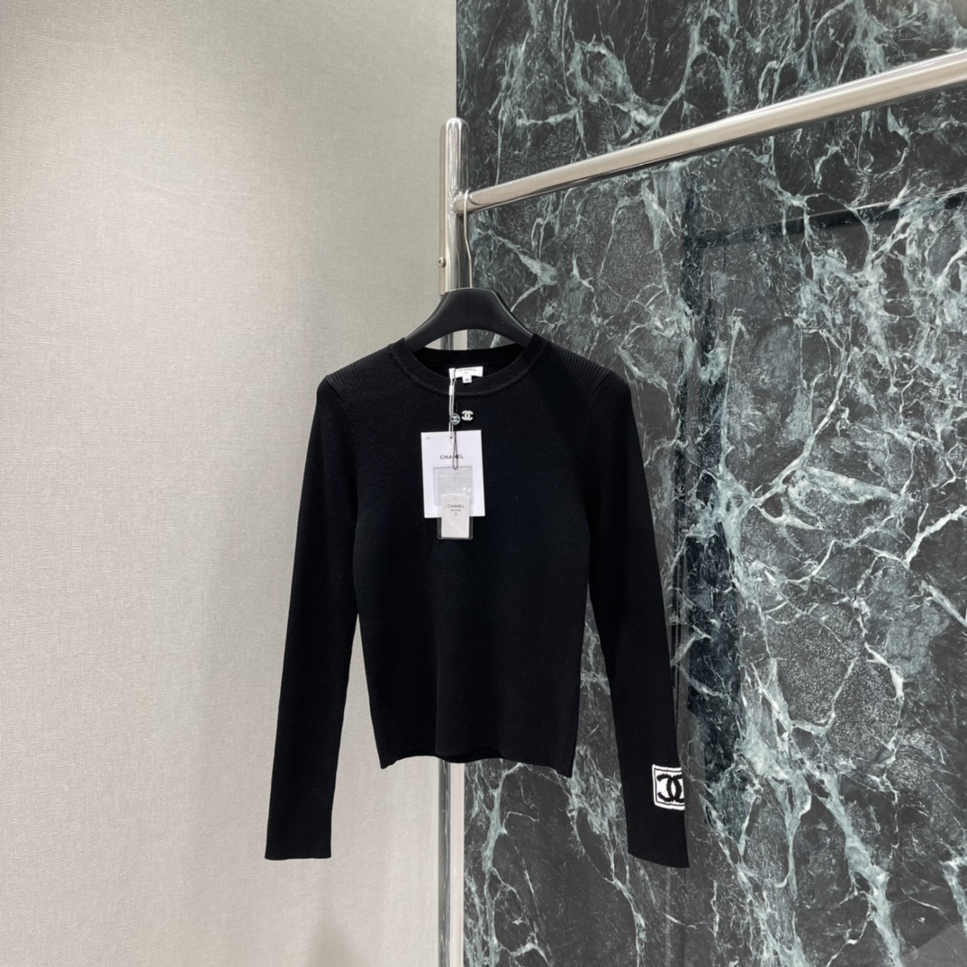 小香 25秋冬新款 圆领针织衫 胸前经典五金双C配件 经典圆领+修身版型 袖口下摆双C标志刺绣低调又有辨