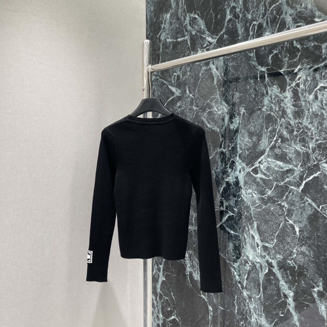 小香 25秋冬新款 圆领针织衫 胸前经典五金双C配件 经典圆领+修身版型 袖口下摆双C标志刺绣低调又有辨