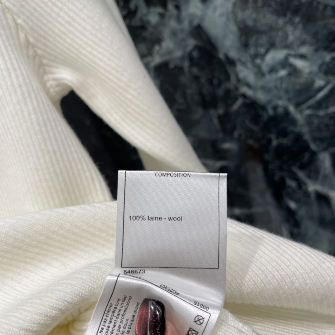 小香 25秋冬新款 圆领针织衫 胸前经典五金双C配件 经典圆领+修身版型 袖口下摆双C标志刺绣低调又有辨