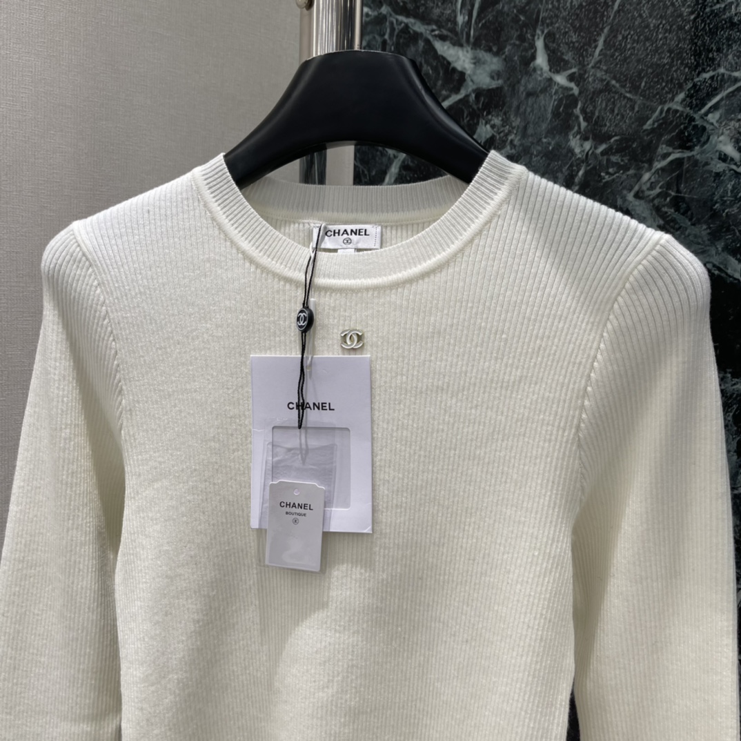 小香 25秋冬新款 圆领针织衫 胸前经典五金双C配件 经典圆领+修身版型 袖口下摆双C标志刺绣低调又有辨
