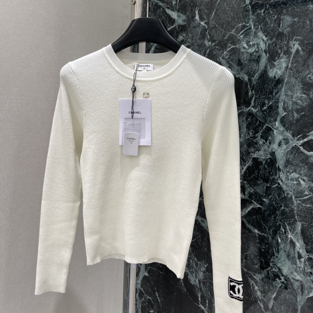 小香 25秋冬新款 圆领针织衫 胸前经典五金双C配件 经典圆领+修身版型 袖口下摆双C标志刺绣低调又有辨