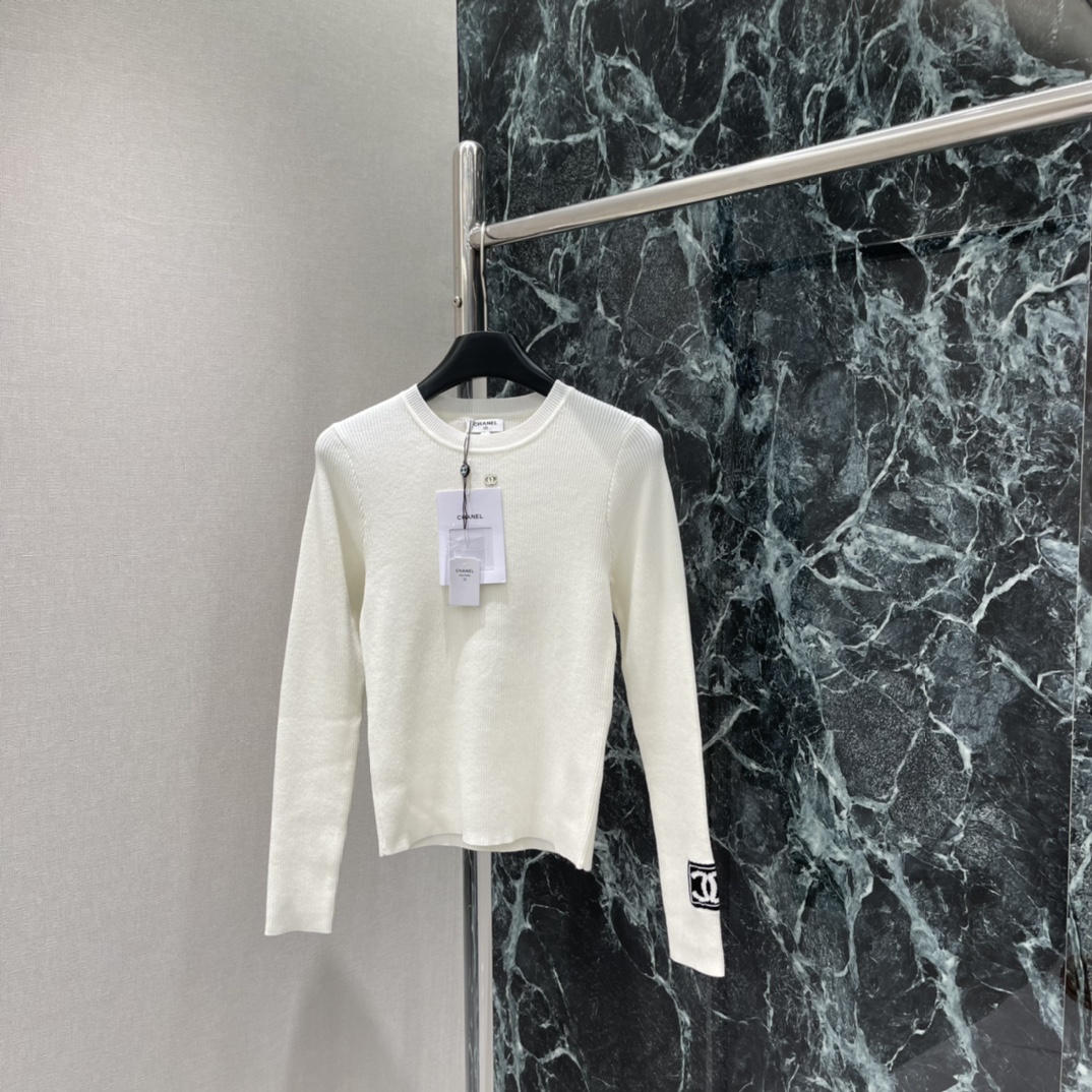 小香 25秋冬新款 圆领针织衫 胸前经典五金双C配件 经典圆领+修身版型 袖口下摆双C标志刺绣低调又有辨