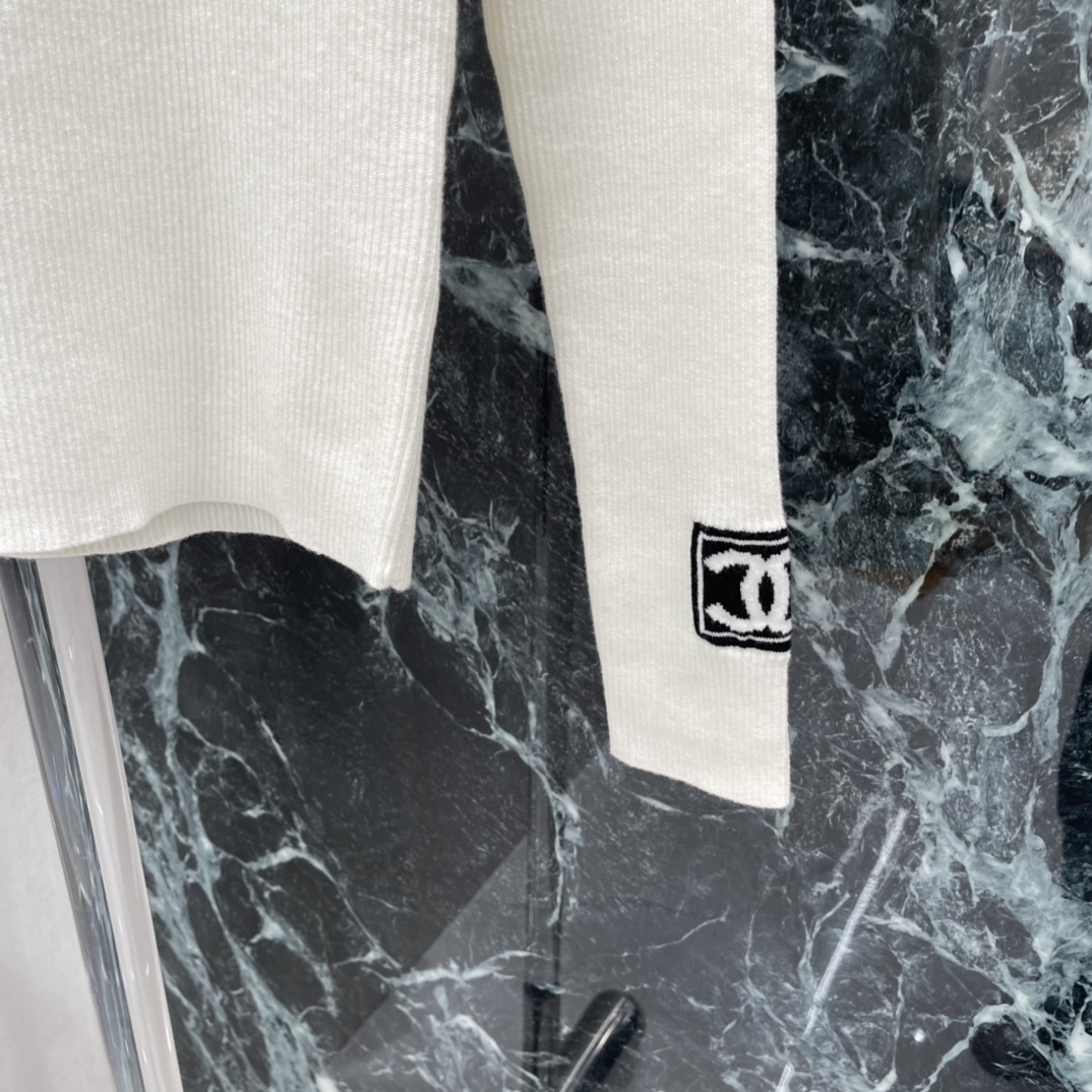 小香 25秋冬新款 圆领针织衫 胸前经典五金双C配件 经典圆领+修身版型 袖口下摆双C标志刺绣低调又有辨