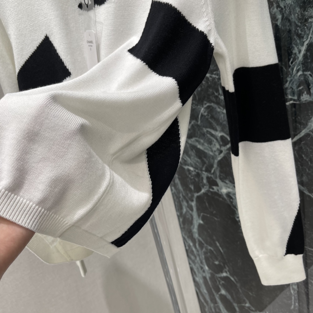 小香 25秋冬新款 滑雪系列撞色上衣 黑白拼色设计 保暖又有弹性 胸前双Clogo刺绣 品牌辨识度满分!