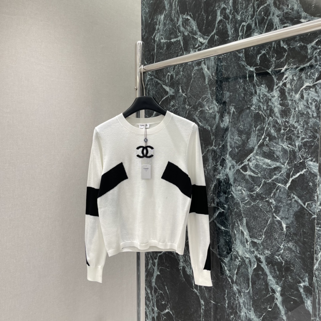 小香 25秋冬新款 滑雪系列撞色上衣 黑白拼色设计 保暖又有弹性 胸前双Clogo刺绣 品牌辨识度满分!