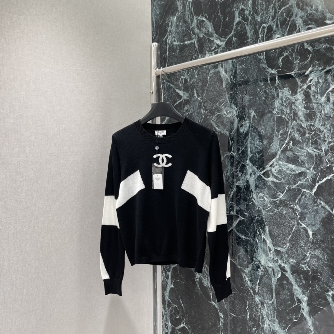 小香 25秋冬新款 滑雪系列撞色上衣 黑白拼色设计 保暖又有弹性 胸前双Clogo刺绣 品牌辨识度满分!