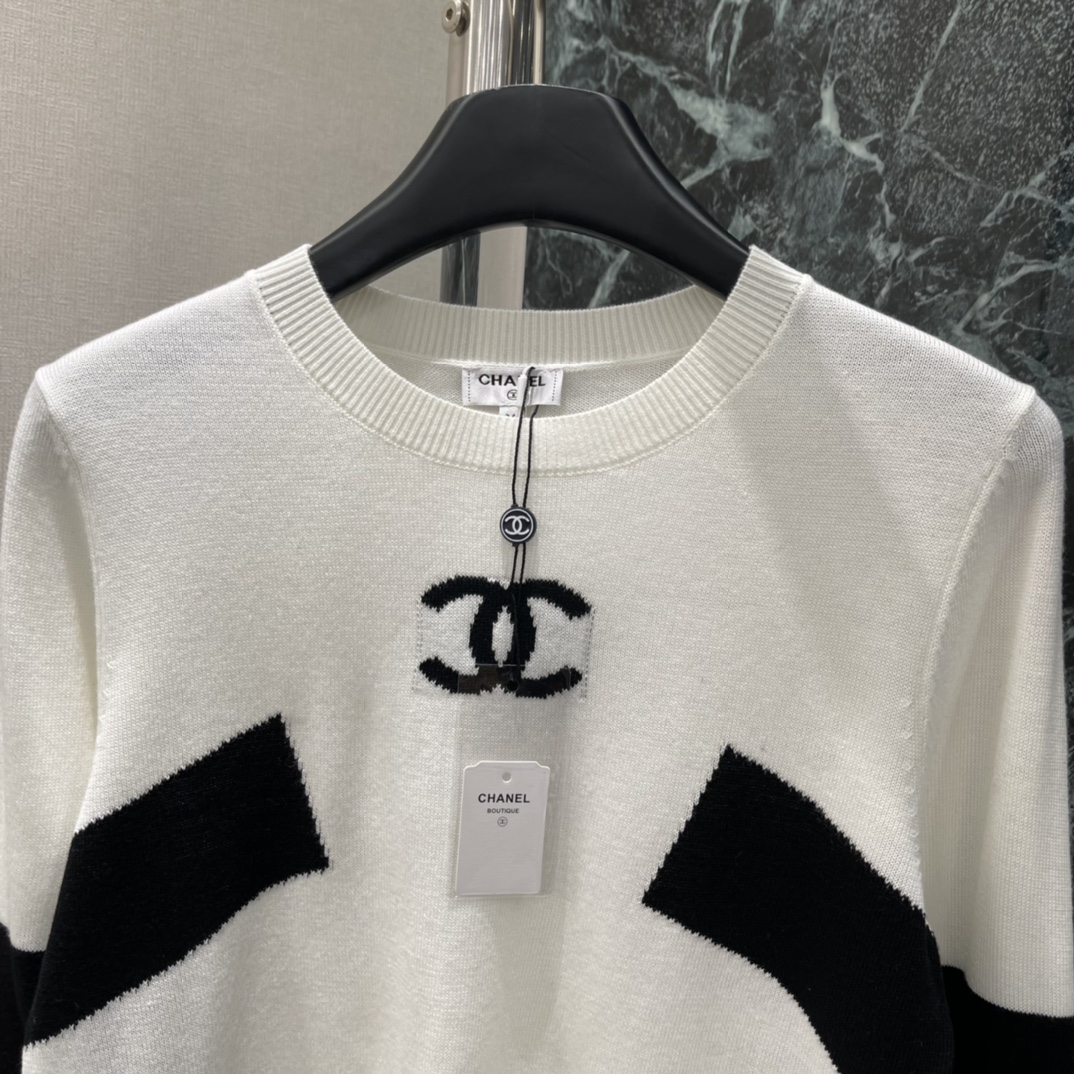 小香 25秋冬新款 滑雪系列撞色上衣 黑白拼色设计 保暖又有弹性 胸前双Clogo刺绣 品牌辨识度满分!