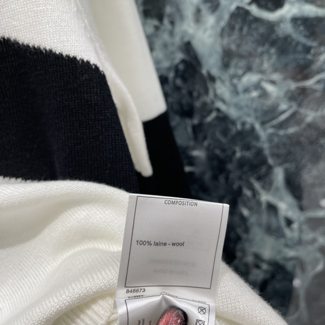 小香 25秋冬新款 滑雪系列撞色上衣 黑白拼色设计 保暖又有弹性 胸前双Clogo刺绣 品牌辨识度满分!