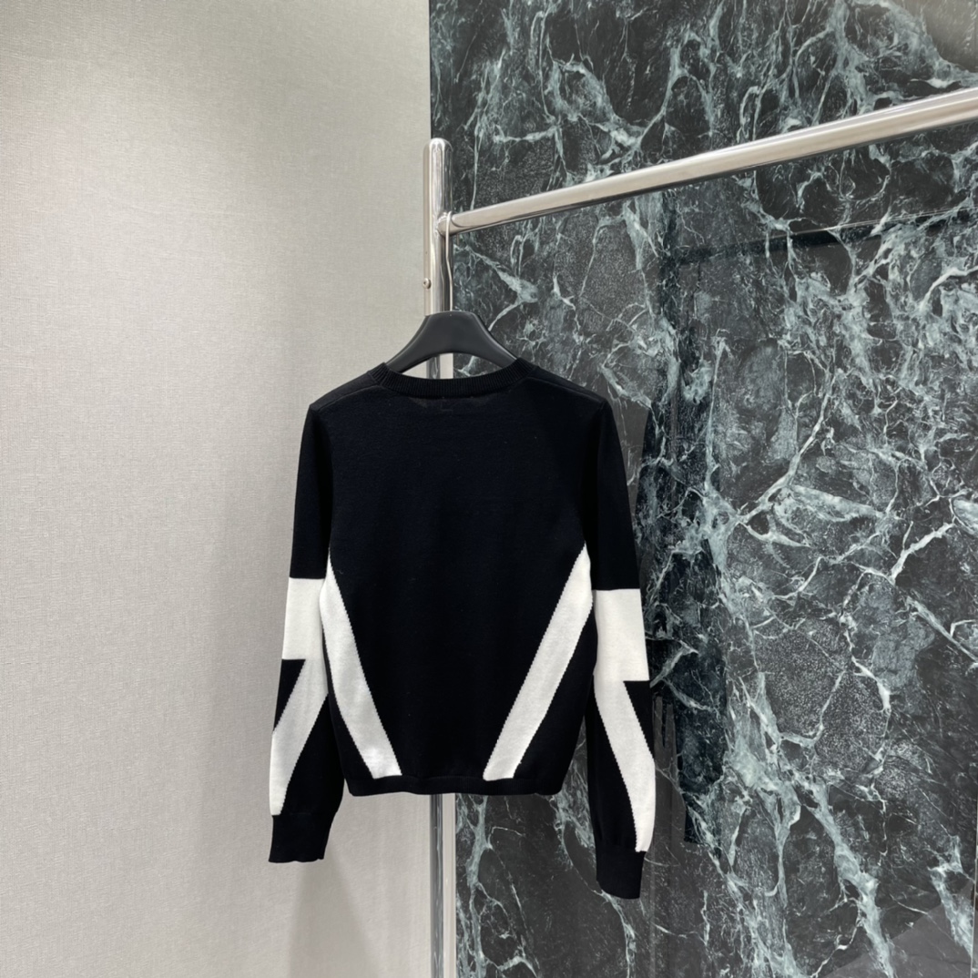 小香 25秋冬新款 滑雪系列撞色上衣 黑白拼色设计 保暖又有弹性 胸前双Clogo刺绣 品牌辨识度满分!