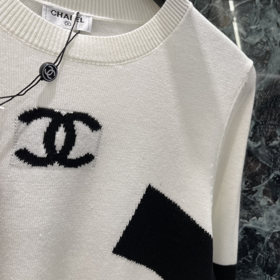 小香 25秋冬新款 滑雪系列撞色上衣 黑白拼色设计 保暖又有弹性 胸前双Clogo刺绣 品牌辨识度满分!