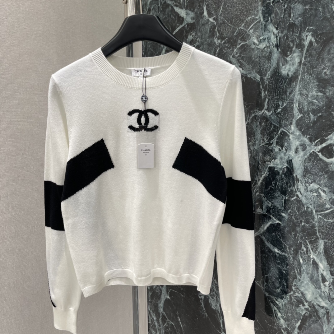 小香 25秋冬新款 滑雪系列撞色上衣 黑白拼色设计 保暖又有弹性 胸前双Clogo刺绣 品牌辨识度满分!