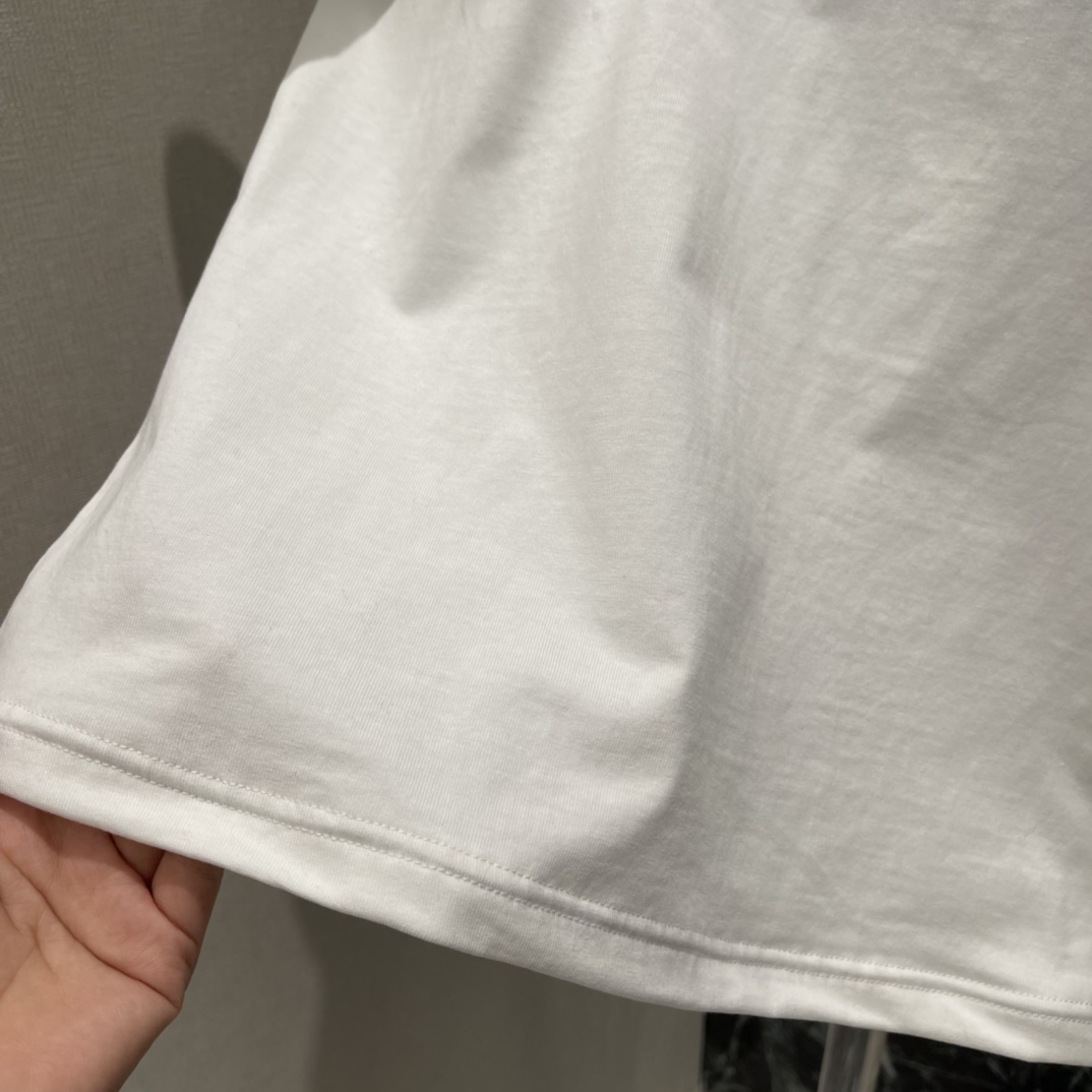 PD 25秋冬新款 三角标短袖T恤 胸前经典倒三角刺绣logo超有辨识度!简约又时髦 男女都能轻松驾驭 