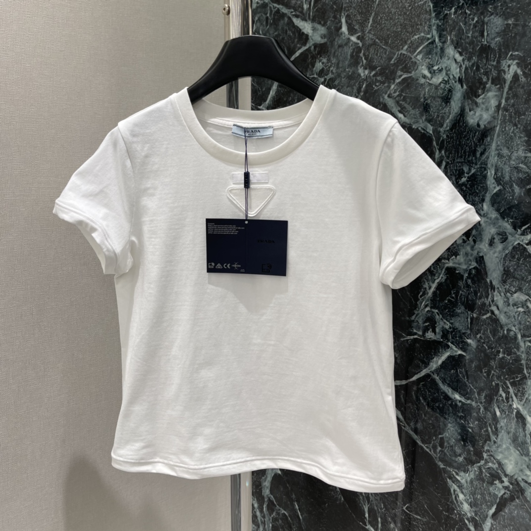 PD 25秋冬新款 三角标短袖T恤 胸前经典倒三角刺绣logo超有辨识度!简约又时髦 男女都能轻松驾驭 