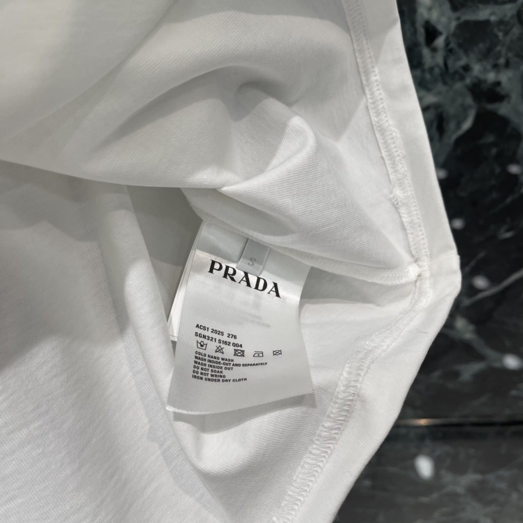 PD 25秋冬新款 三角标短袖T恤 胸前经典倒三角刺绣logo超有辨识度!简约又时髦 男女都能轻松驾驭 