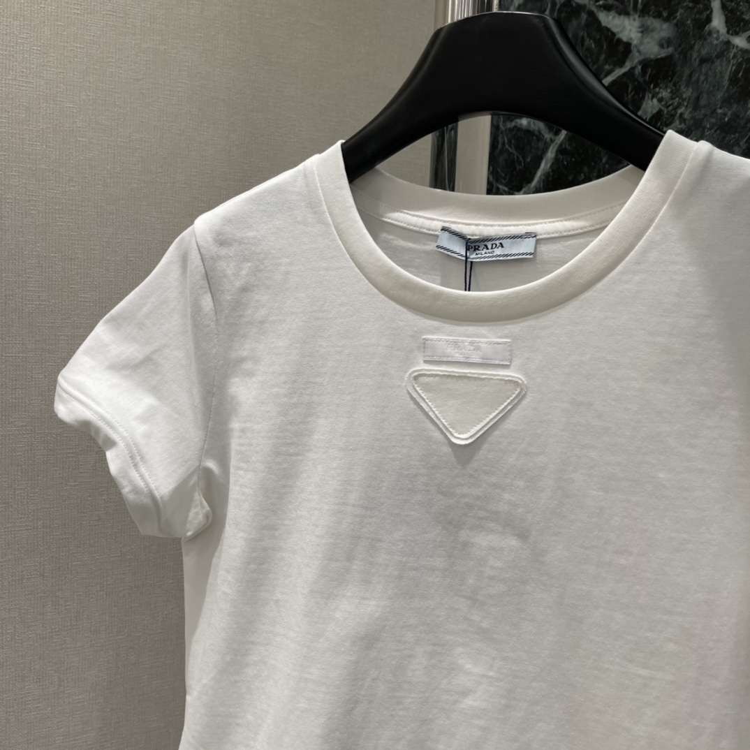 PD 25秋冬新款 三角标短袖T恤 胸前经典倒三角刺绣logo超有辨识度!简约又时髦 男女都能轻松驾驭 