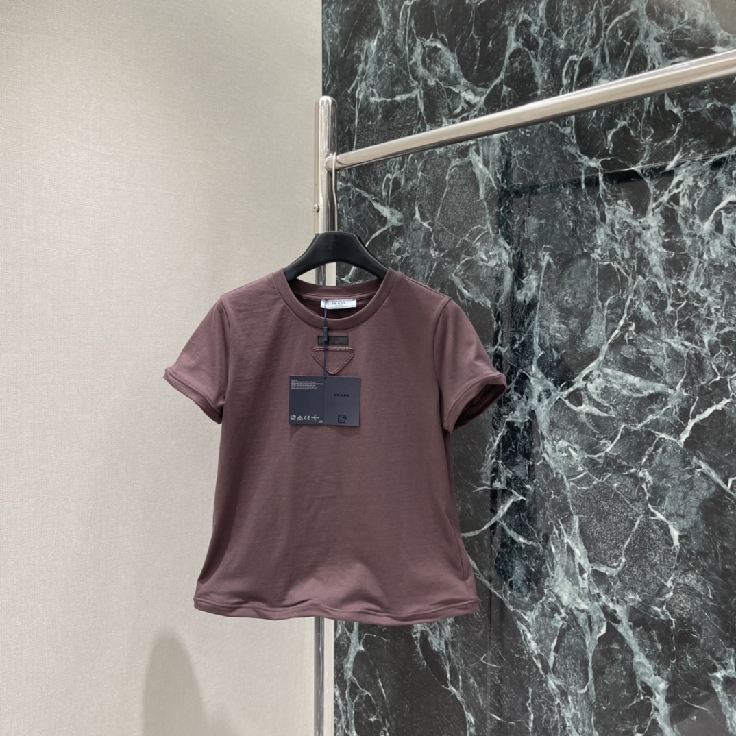 PD 25秋冬新款 三角标短袖T恤 胸前经典倒三角刺绣logo超有辨识度!简约又时髦 男女都能轻松驾驭 