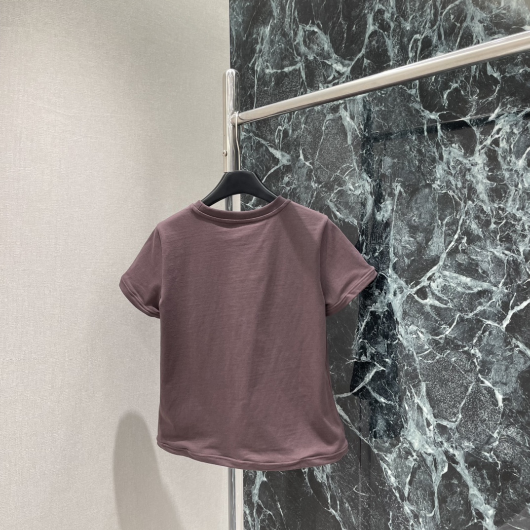 PD 25秋冬新款 三角标短袖T恤 胸前经典倒三角刺绣logo超有辨识度!简约又时髦 男女都能轻松驾驭 