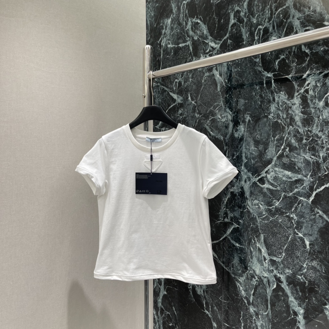 PD 25秋冬新款 三角标短袖T恤 胸前经典倒三角刺绣logo超有辨识度!简约又时髦 男女都能轻松驾驭 