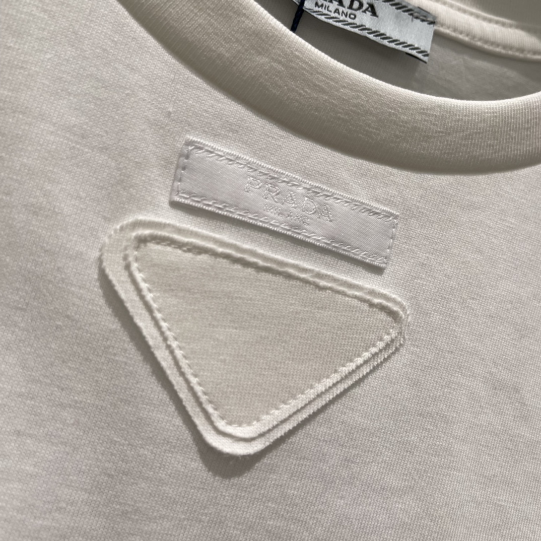 PD 25秋冬新款 三角标短袖T恤 胸前经典倒三角刺绣logo超有辨识度!简约又时髦 男女都能轻松驾驭 