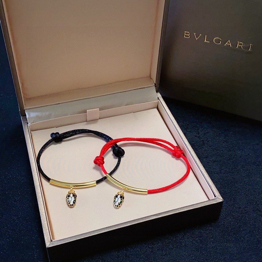 NO:604420,Bvlgari Bracelet｜Snake head red bracelet, fan-shaped bracelet bracelet!  The first choice for the Year of the Zodiac, a high-end version with Bulgari logo, authentic Au750 produced in Italy. The New Year is approaching, and the red rope of the Year of the Snake is presented. Behind the red rope is joy and auspiciousness, and I hope you will accept it. The Snake series bracelet also has a unique symbolic meaning, which represents strength, regeneration and eternity. This bracelet is suitable for various occasions, whether it is formal or casual, you can wear it. Boutique jewelry, bottega  veneta,bvlgari,bvlgari,bracelet,bracelet19860909Bvlgari 宝格丽手链｜蛇头红色手绳,扇形手绳手镯手链！本命年首选,精工高版本,带宝格丽Logo 意大利生产Au750原版复刻.新年将至,蛇年红绳奉上,红绳的背后是喜乐吉祥,还望笑纳,灵蛇系列手绳还具有独特的象征意义,它代表着力量、再生和永恒.这款手链适合各种场合,无论是正式场合还是休闲场合,都可以佩,饰品精品,bottega veneta,bvlgari,bvlgari,bracelet,bracelet,Jewelry