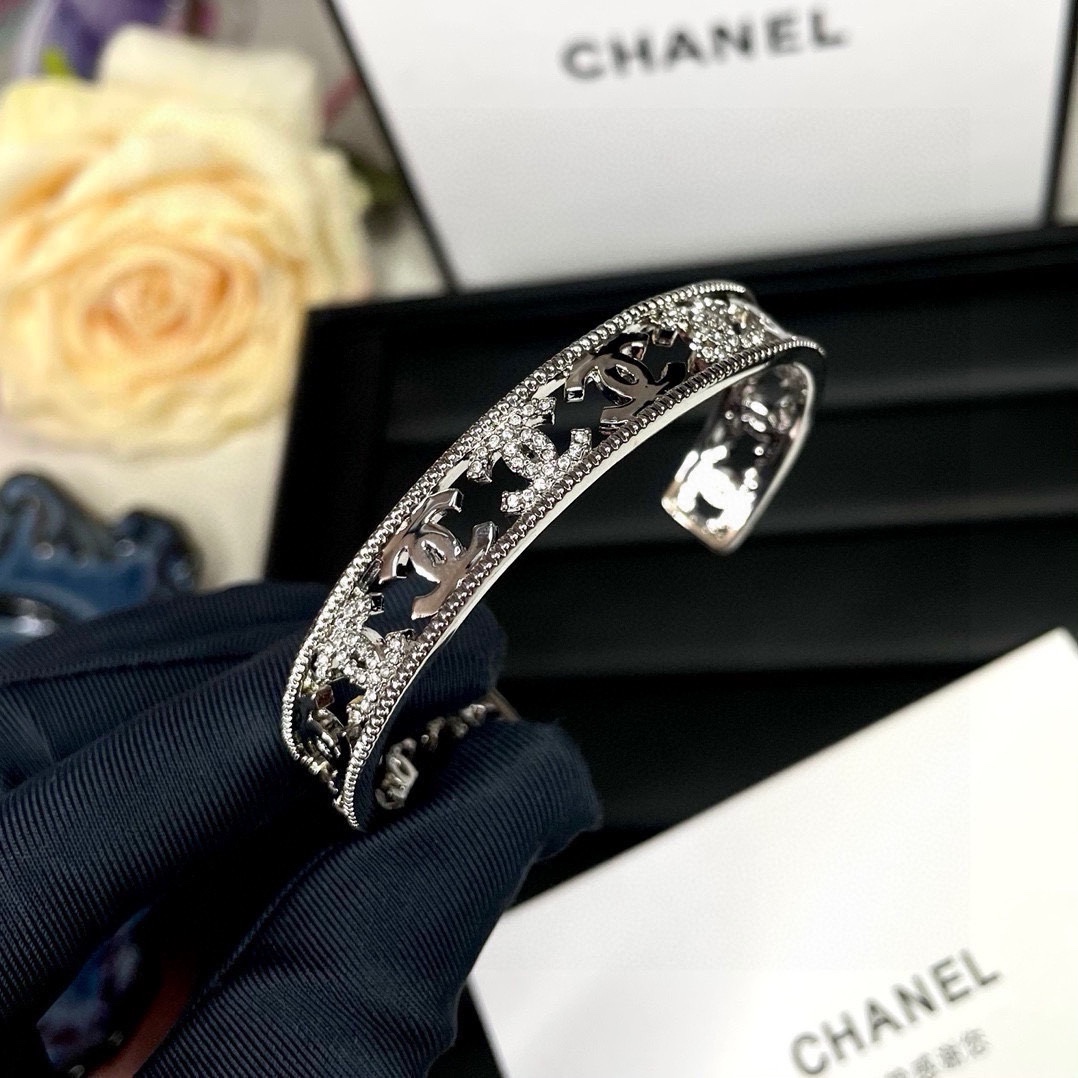 NO:604422,Xiaohongshu recommends the popular Xiaoxiang new c letter hollow bracelet, silver Chanel high-quality micro-embellished diamond bracelet, super heavy bling bling, the color matching is very good and high-end, the goddess has a high-end temperament, the stainless steel material is not allergic and does not fade. One-to-one exquisite craftsmanship, extremely classic charm, high cost performance, must-have choice, boutique jewelry, chanel, chanel, bracelet19860909小红书推荐爆款小香新款c字母镂空手镯银色香奈儿Chanel高品质微镶钻手镯超重工bling bling,颜色搭配得非常好高级感 女神气质高端 精钢材质不过敏不褪色.一比一精美工艺,经典至极的魅物,性价比高 必备必入之选,饰品精品,chanel,chanel,bracelet,Jewelry