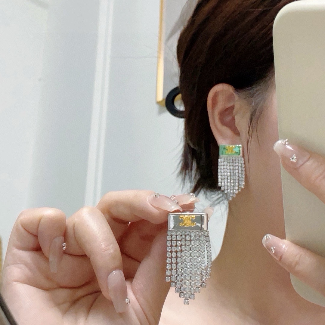 NO:604397,Xiaohongshu recommends the latest popular Celine Arc de Triomphe full-diamond tassel earrings. Celine has become a popular element, continuing to interpret elegance and create fashion for women. Celine’s jewelry style definitely represents a new lifestyle, just like this earring. The harmonious matching with clothing is very prominent, allowing gorgeousness and freedom to coexist, elegant but never feeling constrained, jewelry boutique, celine, celine, earrings19860909小红书推荐最新爆款Celine赛琳凯旋门满钻流苏耳钉 赛琳已经自成一股流行元素,持续为女性诠释优雅、创造时尚,Celine家的饰品风格绝对代表了一种新的生活方式,就像此款耳环,跟服饰之间的和谐搭配性是非常凸出的,让华丽与自在共存,优雅但绝不会感到束缚,饰品精品,celine,celine,earrings,Jewelry