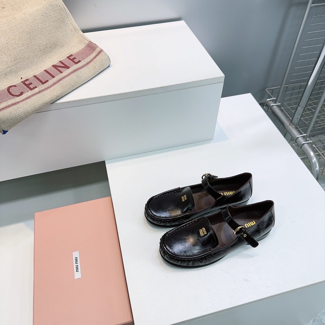 NO:627990,High quality!  Top quality miumiu 26 early spring new Mary Jane ballet dance shoes flat simple buckle single shoes grandma shoes!  Full of girly hearts, the style design is cute and elegant with beautiful colors, simple and hidden secrets, elegant and generous, low-key and elegant, it can be salty or sweet, it is really beautiful, and the slightly square head adds a bit of retro flavor!  Casual, retro and fashionable, versatile and comfortable ~ The upper is made of waxed cowhide, the lining is sheepskin, and the original molded rubber outsole is light and comfortable. Number of yards: 35-40 (40 can be customized and non-returnable). Comes with original packaging, mary jane, miumiu, mary jane, cowhide, sheepskin.19860909高品质！顶级品质miumiu 缪缪26早春新品玛丽珍芭蕾舞跳舞鞋平底简易扣带单鞋奶奶鞋！ 满满的少女心,款式设计可爱优雅不乏美艳色彩,简简单单又藏着小心机,优雅大方低调显气质,可咸可甜真的太美了,微微的方头又增添了一点复古的味道！随性而为 复古时髦 百搭舒适 ～ 鞋面采用油蜡牛皮 内里垫脚羊皮 原版开模橡胶大底 轻便舒适 码数:35-40（40 订做不退换） 配原版包装,玛丽珍,miumiu,mary jane,cowhide,sheepskin,Women's Shoes