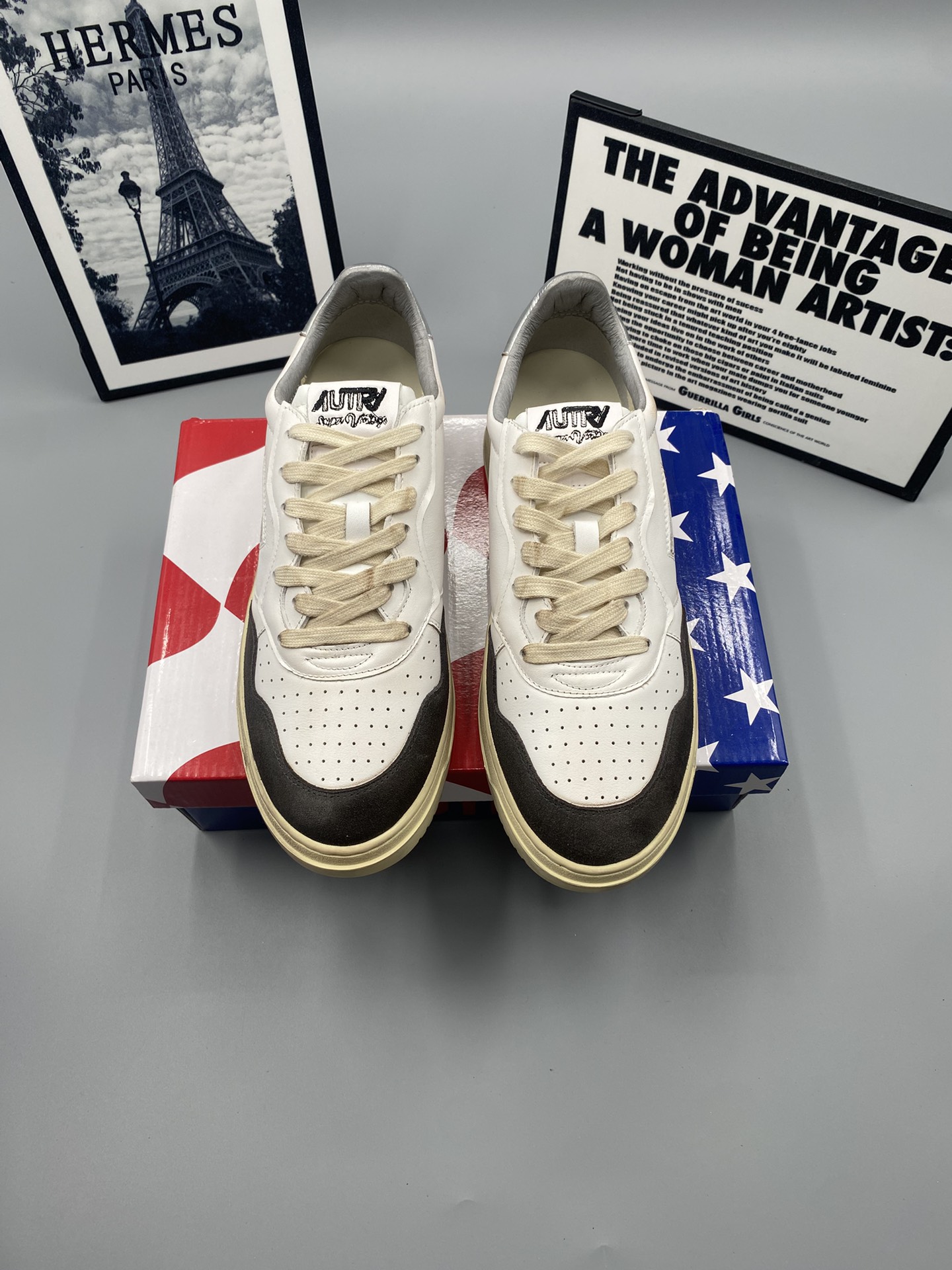 NO:887346,Batch purchasing agent level Korean niche brand Autry is produced by pure original factory. I believe many trendy people who love white shoes should be familiar with this brand. Korean style European and American style versatile classic white shoes for daily use. #Park Caiying Rose has the same style, Liu Wen, Cha Jingyuan, many celebrity bloggers have worn it... Autry's iconic American flag pattern is popular around the world and the official website is out of stock #Every shoe has a simple line and restrained detail design  The thick yellow sole and upper label are its classic logo. The design of the toe is also more three-dimensional and not very flat. The whole shoe shape looks very good. The old yellow sole has a thickness of 3.5 cm. It has a retro flavor but is not hard at all. It is made of original imported calfskin. The fabric is soft and comfortable. Q-elastic foot pad. The upper foot is soft and elastic. Female 35-40 Male 39-45,,cowhide19860909批 代购级别韩国小众品牌Autry纯原代工厂出品 相信很多热爱小白鞋的潮流人士对这个品牌应该都不会陌生 韩国风欧美风日常百搭经典小白鞋 #朴彩英Rose同款、刘雯、车静媛、好多明星博主都穿过…Autry标志性的美国旗帜图案 火爆全球专柜官网断码断货 #每一款鞋都有着简单线条和内敛细节设计 厚实发黄的鞋底和鞋面标签带是它的经典标识 鞋头的设计也比较立体 不会很扁 显得整个鞋型都非常好看 做旧发黄的鞋底有3.5厘米的厚度 很有复古的味道 但是一点也不会硬 采用原版进口小牛皮 面料柔软舒适 Q弹垫脚 上脚柔软有弹力 女35-40 男39-45,,cowhide,Men's shoes