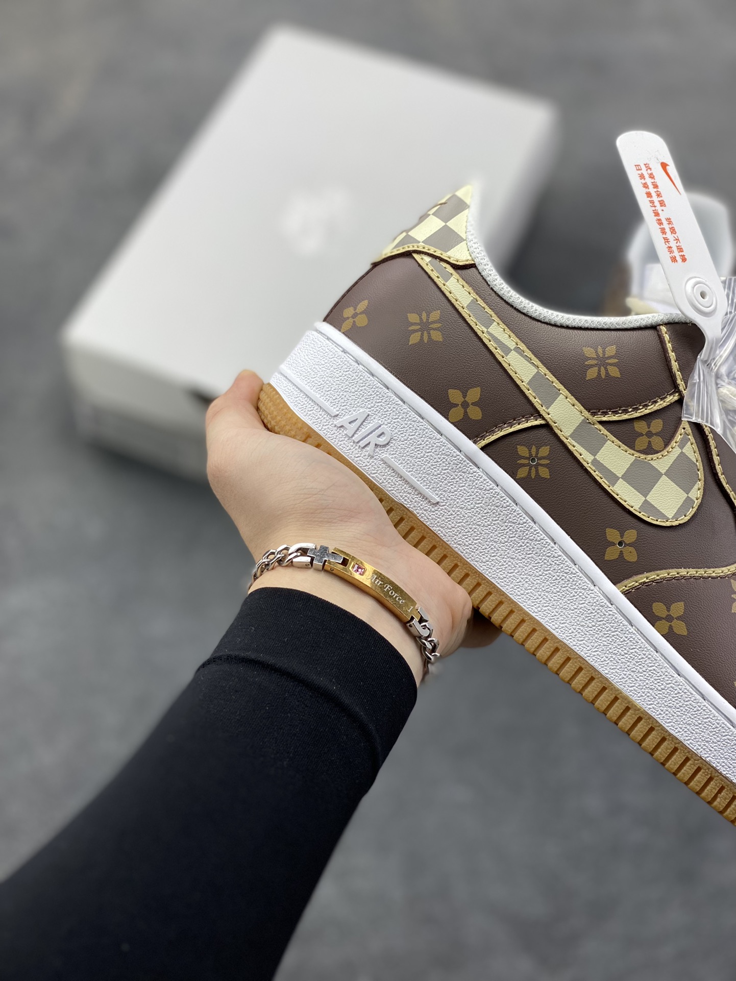 图片[6]-Nike Air Force 1 Low 印花棕 空军一号低帮运动休闲板鞋 原楦头原纸板 打造纯正空军版型 专注外贸渠道 全掌内置蜂窝气垫 原盒配件 原厂中底钢印、拉帮完美 货号：DJ2739-100 尺码：36 36.5 37.5 38 38.5 39 40 40.5 41 42 42.5 43 44 44.5 45-选品中心