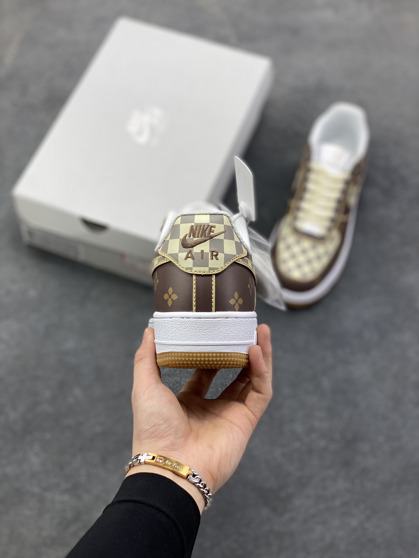 图片[4]-Nike Air Force 1 Low 印花棕 空军一号低帮运动休闲板鞋 原楦头原纸板 打造纯正空军版型 专注外贸渠道 全掌内置蜂窝气垫 原盒配件 原厂中底钢印、拉帮完美 货号：DJ2739-100 尺码：36 36.5 37.5 38 38.5 39 40 40.5 41 42 42.5 43 44 44.5 45-选品中心